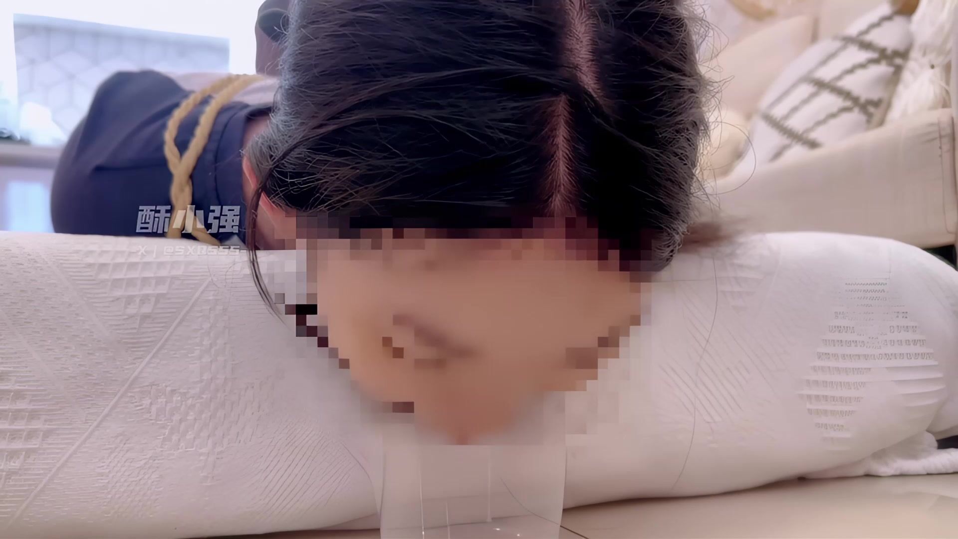 推特28万粉丝国产原创丝袜足交博主「酥小强」老有兄弟要看我弄她，那么今天又来啦！先让我的小姘头撩拨她，试试小妹妹的舌头可灵活