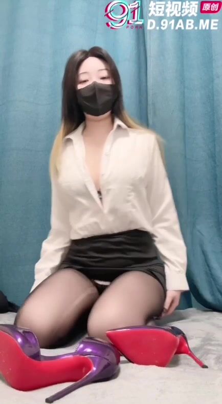 大奶-烧杯杯-：风情万种少妇，黑丝优惠，足交，大屁股坐骑大鸡巴