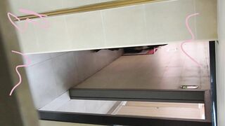 大神携带高清设备潜入办公楼女厕 全景偷拍几位美女白领的干净美鲍鱼