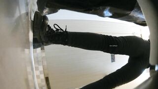 酒吧女厕全景偷拍多位美女嘘嘘 还有几位不错的黑丝小姐姐