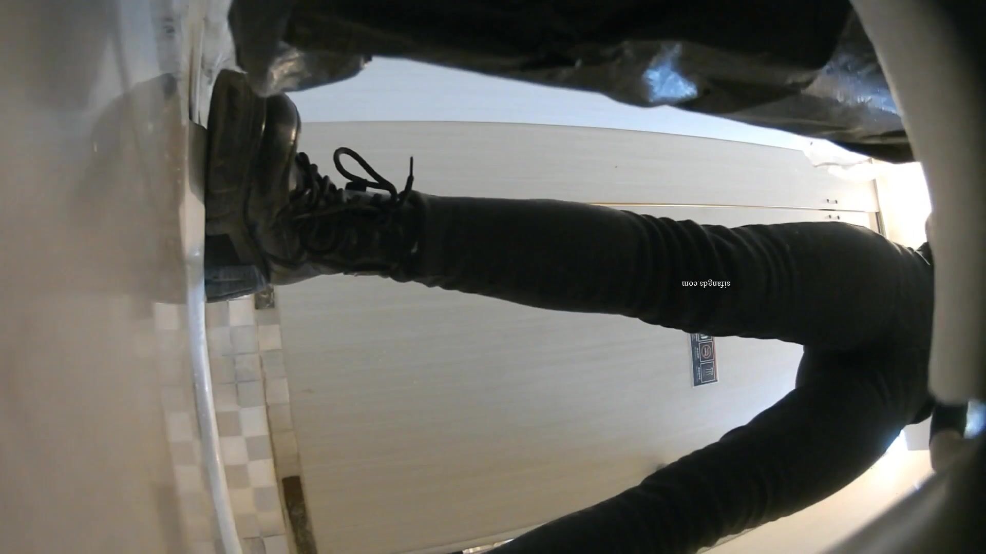 酒吧女厕全景偷拍多位美女嘘嘘 还有几位不错的黑丝小姐姐