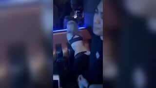 猎奇 台中酒吧夜店男女当众脱裤爱抚私处挑逗，简直太淫荡太刺激了