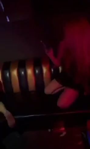 猎奇 台中酒吧夜店男女当众脱裤爱抚私处挑逗，简直太淫荡太刺激了