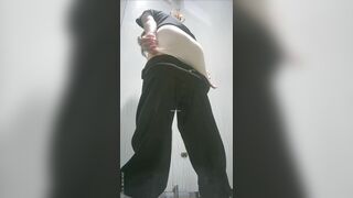 周末商场女厕全景后拍多位美女嘘嘘 还有几位高颜值小姐