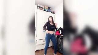 最新快手爆料，丰腴少妇阿黑颜【礼谨言】定制福利流出，脸穴同框自X裸舞骚舞7