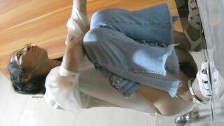 精品厕拍，商场女厕脸穴同框近景偷拍，多位长腿美女方便，嘘嘘没拿纸，完事抖一抖屁股09