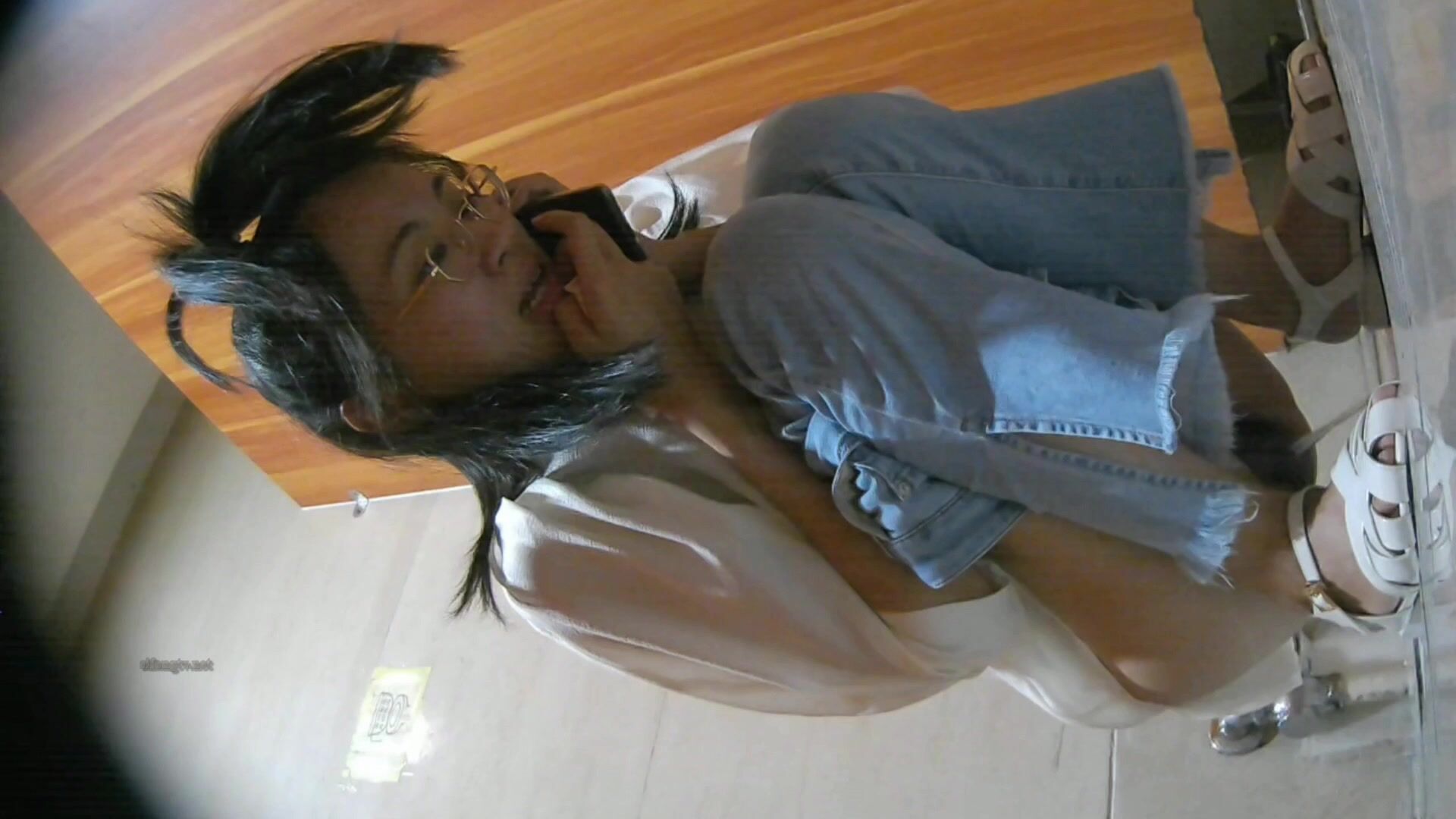 精品厕拍，商场女厕脸穴同框近景偷拍，多位长腿美女方便，嘘嘘没拿纸，完事抖一抖屁股09