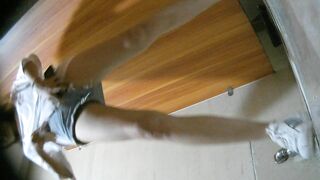 精品厕拍，商场女厕脸穴同框近景偷拍，多位长腿美女方便，嘘嘘没拿纸，完事抖一抖屁股10