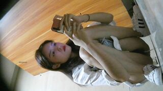 精品厕拍，商场女厕脸穴同框近景偷拍，多位长腿美女方便，嘘嘘没拿纸，完事抖一抖屁股10