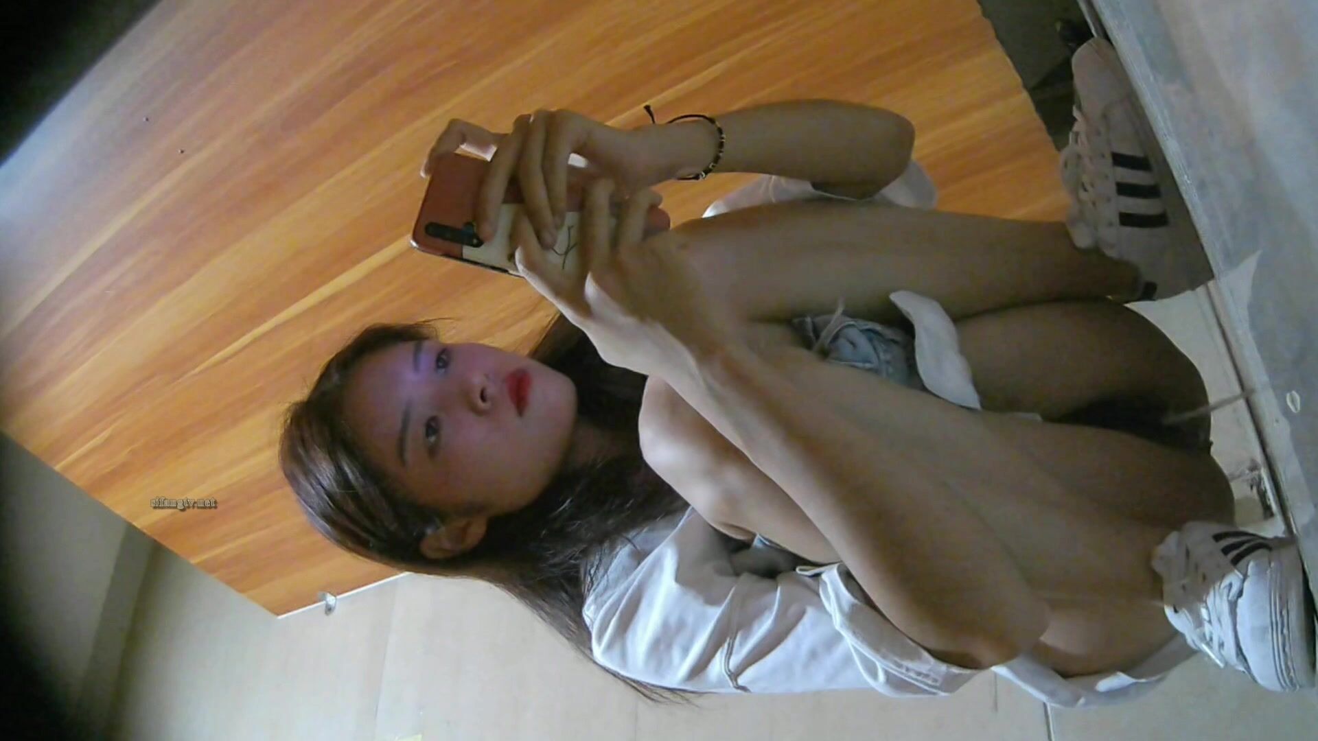 精品厕拍，商场女厕脸穴同框近景偷拍，多位长腿美女方便，嘘嘘没拿纸，完事抖一抖屁股10