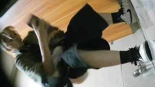 精品厕拍，商场女厕脸穴同框近景偷拍，多位长腿美女方便，嘘嘘没拿纸，完事抖一抖屁股