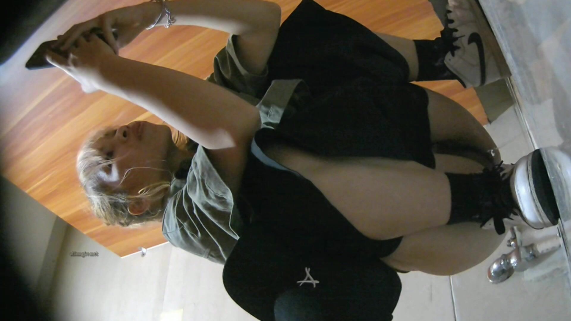 精品厕拍，商场女厕脸穴同框近景偷拍，多位长腿美女方便，嘘嘘没拿纸，完事抖一抖屁股