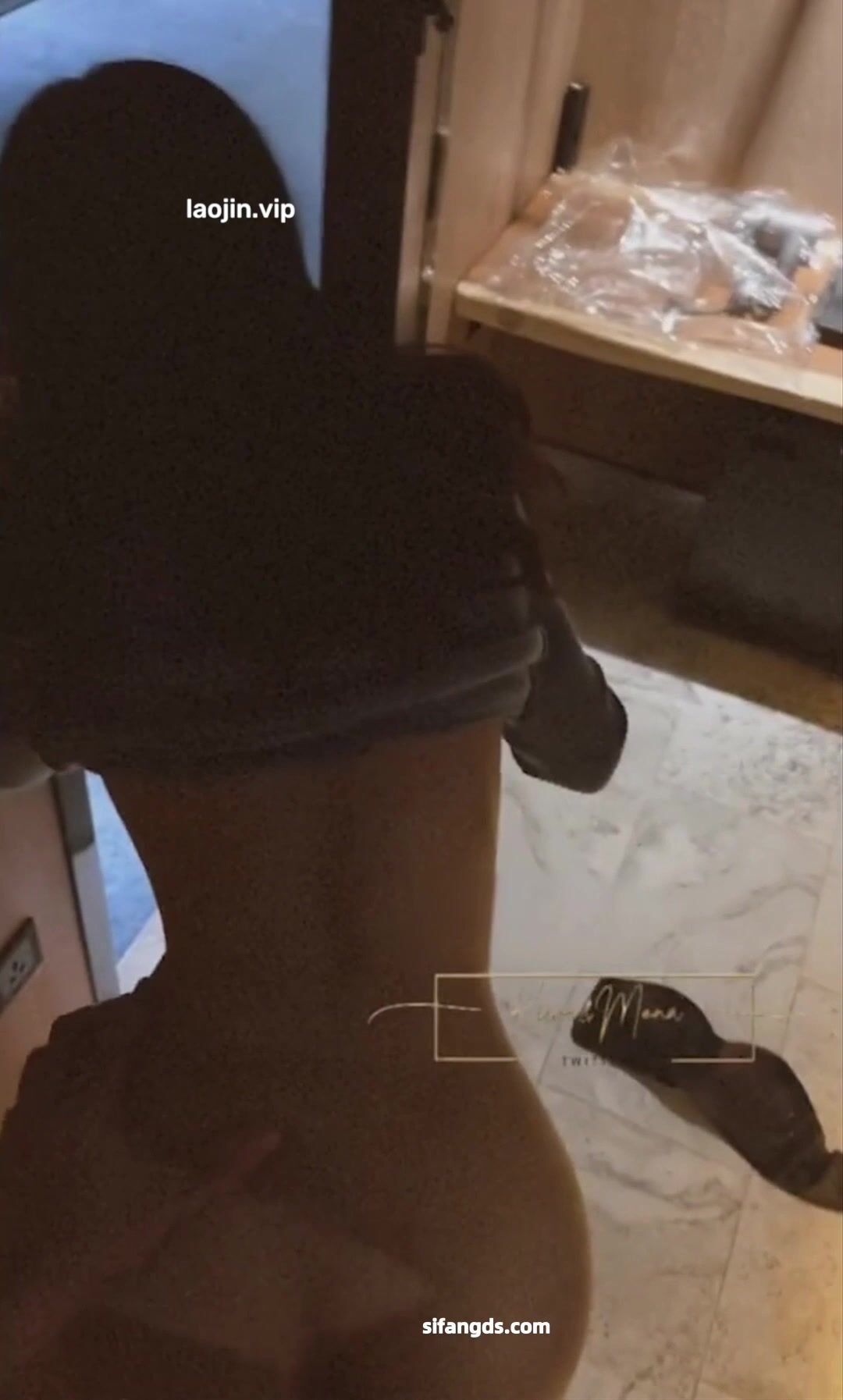 2025年5月，【重磅】极品淫妻，【莫娜Moma】，多人运动，露脸，宝贝脱下裤子给我吃吃嘛，顶到G点了