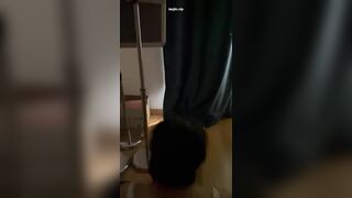 2025年5月最新，【S级别泄密】爱把娇小女友放各种桌子上内射的男友，内射的时候喜欢放桌子上冲刺