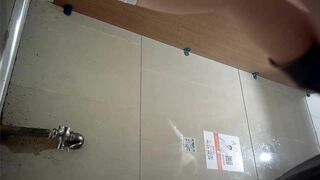 精品厕拍，人美逼也美，脸穴同框高清偷拍女厕多位小姐姐方便，太真实了，直接看起杆了