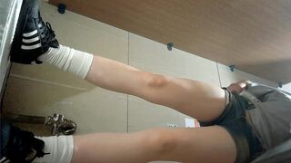 精品厕拍，人美逼也美，脸穴同框高清偷拍女厕多位小姐姐方便，太真实了，直接看起杆了