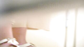 台湾小吃街女厕全景偷拍❤️5位美少妇的私密花园02