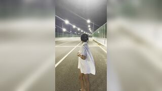 天花板露出狂人御姐【cikaimoon】付费④，更大胆直接，全裸与老农聊天帮人干活