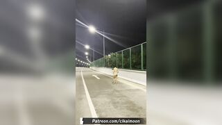 天花板露出狂人御姐【cikaimoon】付费④，更大胆直接，全裸与老农聊天帮人干活