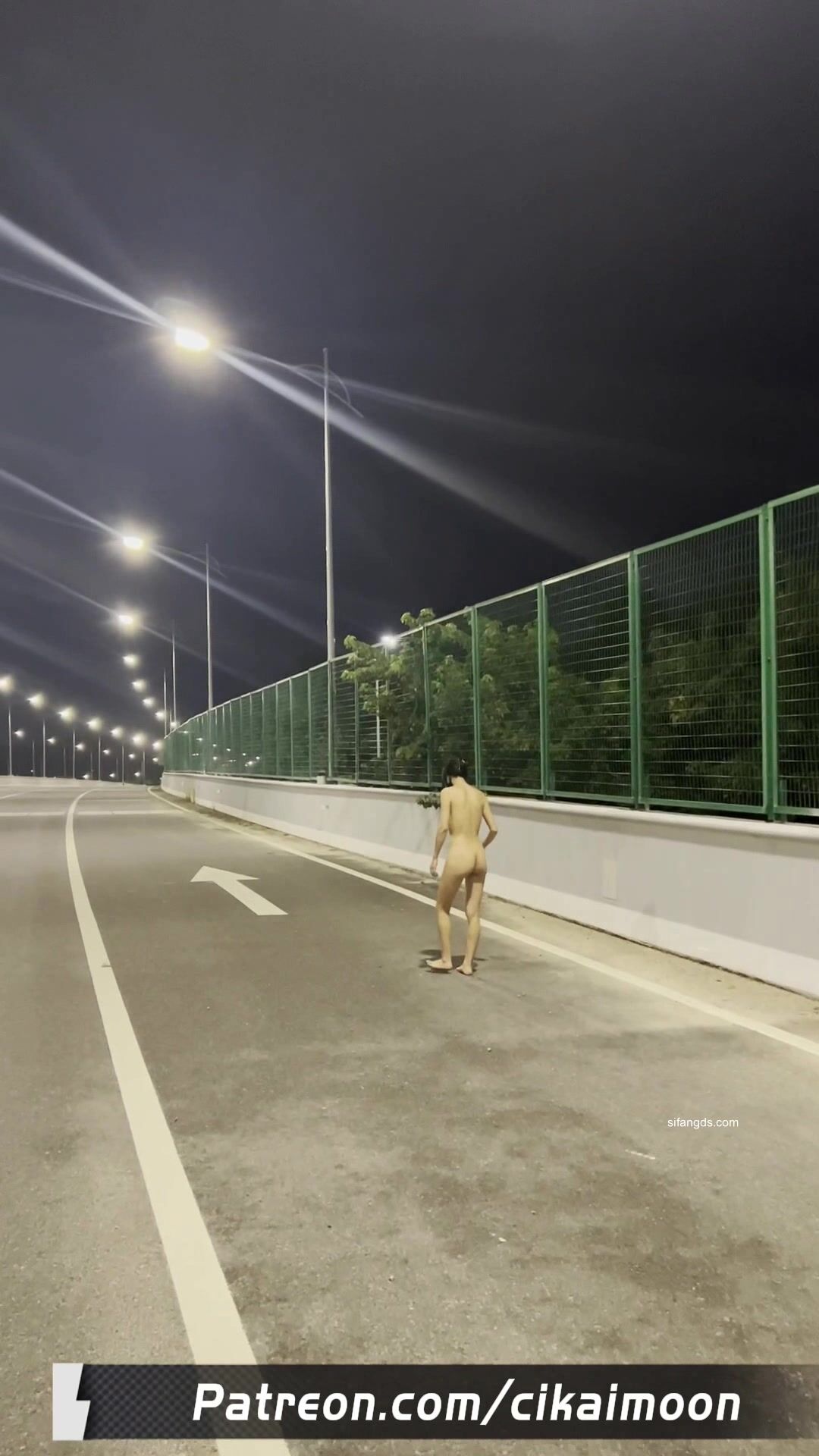 天花板露出狂人御姐【cikaimoon】付费④，更大胆直接，全裸与老农聊天帮人干活