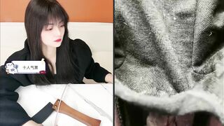 精品推荐 【B站】骚气靓妹主播『百虎饭饭』正常直播时第二视角超清情趣内内露逼掰穴诱惑 人如其名还有不少白毛.