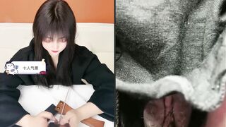 精品推荐 【B站】骚气靓妹主播『百虎饭饭』正常直播时第二视角超清情趣内内露逼掰穴诱惑 人如其名还有不少白毛.