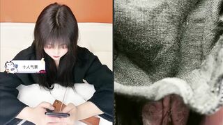 精品推荐 【B站】骚气靓妹主播『百虎饭饭』正常直播时第二视角超清情趣内内露逼掰穴诱惑 人如其名还有不少白毛.