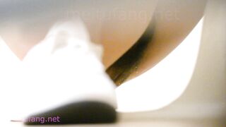 台湾小吃街女厕全景偷拍 5位美少妇的私密花园1