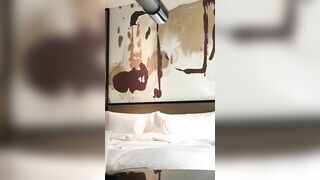 约炮过程妹子发现录像想拒绝，小伙只能强行接吻插入，抓着双乳女上位猛插，妹子逐渐放弃抵抗渐入佳境，各种销魂表演，太绝了