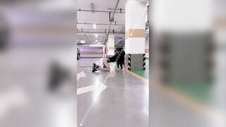 最新流出，04年杭州打工母狗【小雨绵绵】付费福利②，酷爱露出，天台楼道停车场大马路，全裸狗爬，自慰喷水1