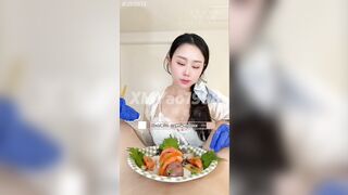 推特性爱大师95后绿帽情侣美腿女王「汐梦瑶」《芥末鸡巴刺身十精液寿司》鸡巴涂抹上芥末口爆，再吐到寿司上全部吃掉