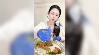 推特性爱大师95后绿帽情侣美腿女王「汐梦瑶」《芥末鸡巴刺身十精液寿司》鸡巴涂抹上芥末口爆，再吐到寿司上全部吃掉