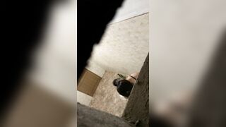 贵在真实，色胆包天公寓房趴气窗偷拍，多位小姐姐洗澡，都是苗条型的，还有大奶子高颜值，爽歪歪