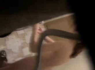 贵在真实，色胆包天公寓房趴气窗偷拍，多位小姐姐洗澡，都是苗条型的，还有大奶子高颜值，爽歪歪1