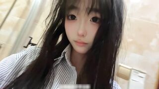 2025年新流，推特清纯小可爱【鳄鱼、呆痛绷】重金定制，身材完美匀称，难得露脸沐浴