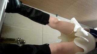 前后景真实偷拍夜店女厕，多位长腿气质小姐姐方便04