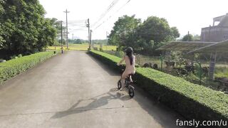 2025年新品，天花板露出狂人御姐【cikaimoon】无视路人，全裸下乡闲逛，露点给独居老人做饭9