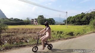 2025年新品，天花板露出狂人御姐【cikaimoon】无视路人，全裸下乡闲逛，露点给独居老人做饭9