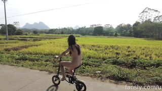 2025年新品，天花板露出狂人御姐【cikaimoon】无视路人，全裸下乡闲逛，露点给独居老人做饭9