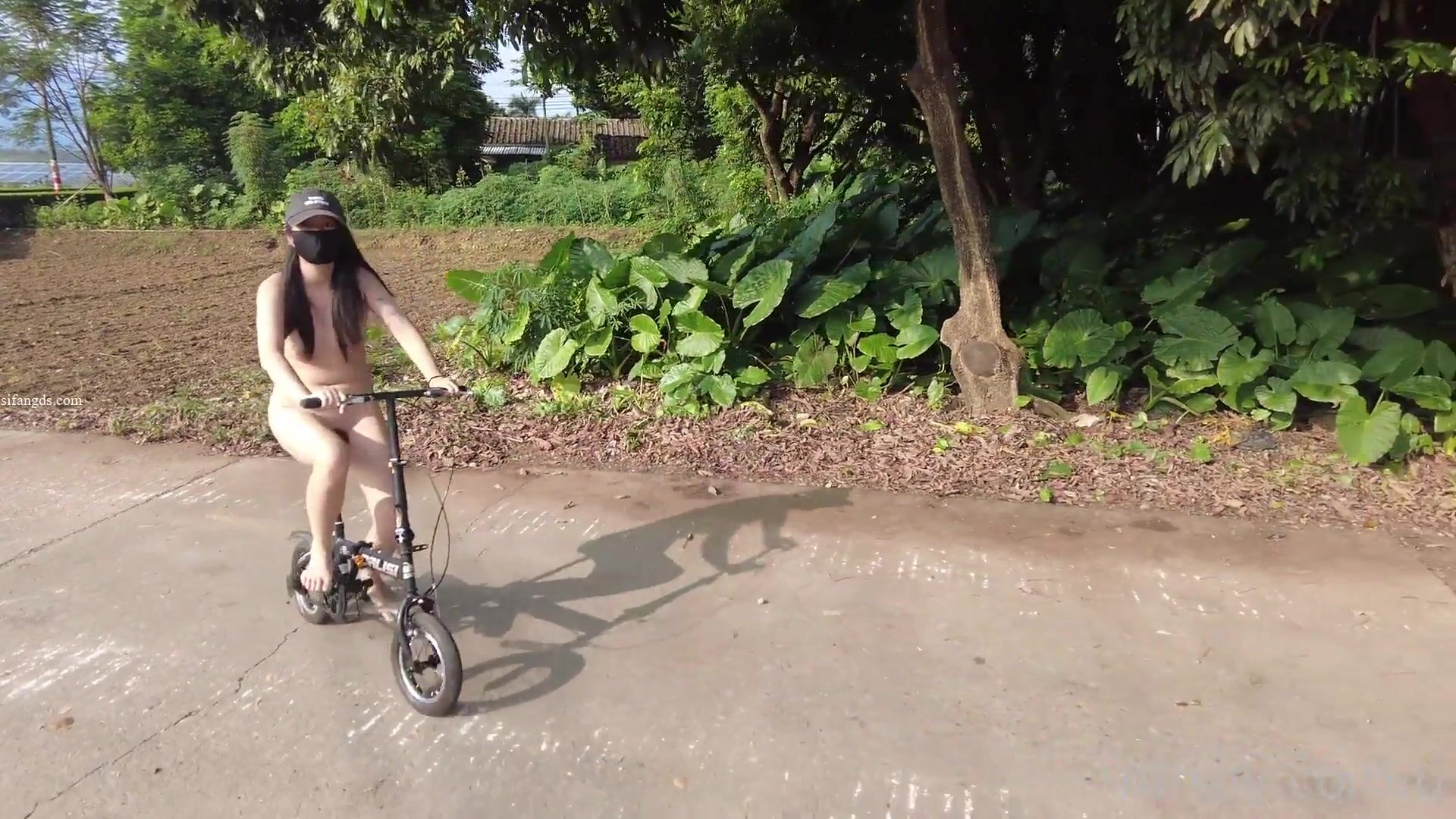 2025年新品，天花板露出狂人御姐【cikaimoon】无视路人，全裸下乡闲逛，露点给独居老人做饭9