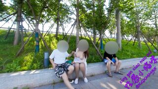【户外做爱】我和两个男人在人行道上做爱，被人看见了