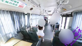 最新流出，全网狂人，硬核户外真实勾引骚女【性感小猫咪】33G付费④，公交车上的诱惑