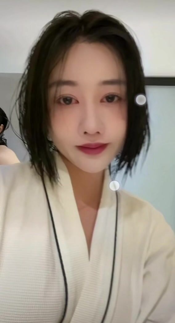 抖音女主播【看心情】掌握流量密码，在直播间换衣服露美乳，看的心情澎湃！