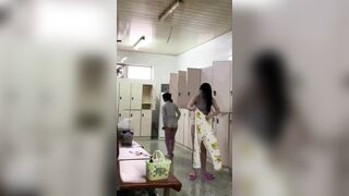 贵在真实，校内公共浴室内部春色，超多学妹全裸洗澡出浴曝光