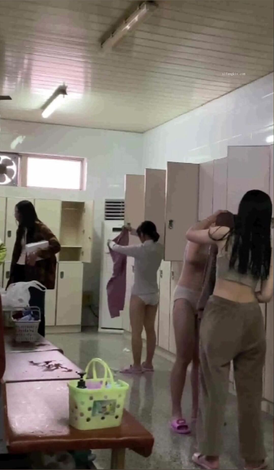 贵在真实，校内公共浴室内部春色，超多学妹全裸洗澡出浴曝光