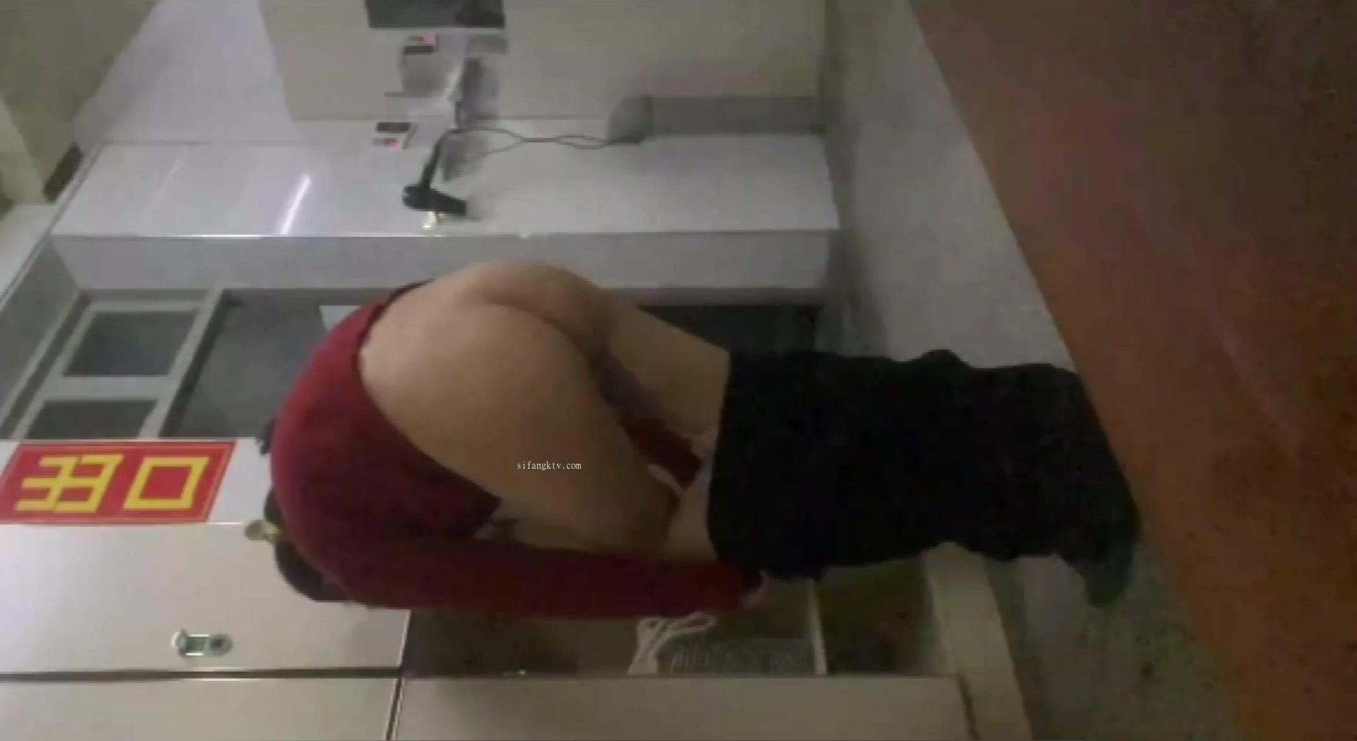 贵在真实，校内公共浴室内部春色，超多学妹全裸洗澡出浴曝光11