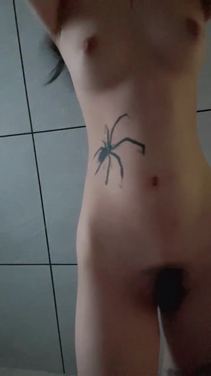 6月新品，蝴蝶唇刺青叛逆小太妹【瑶瑶饿了】极度反差零距离，疯狂抠逼自慰