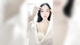 极品高颜值小姐姐『糖心蛋蛋』清纯嫩妹逼脸同框跳蛋自慰，极品粉嫩身材男人看了就想侵犯