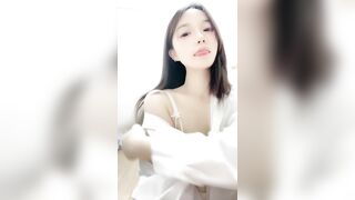 极品高颜值小姐姐『糖心蛋蛋』清纯嫩妹逼脸同框跳蛋自慰，极品粉嫩身材男人看了就想侵犯