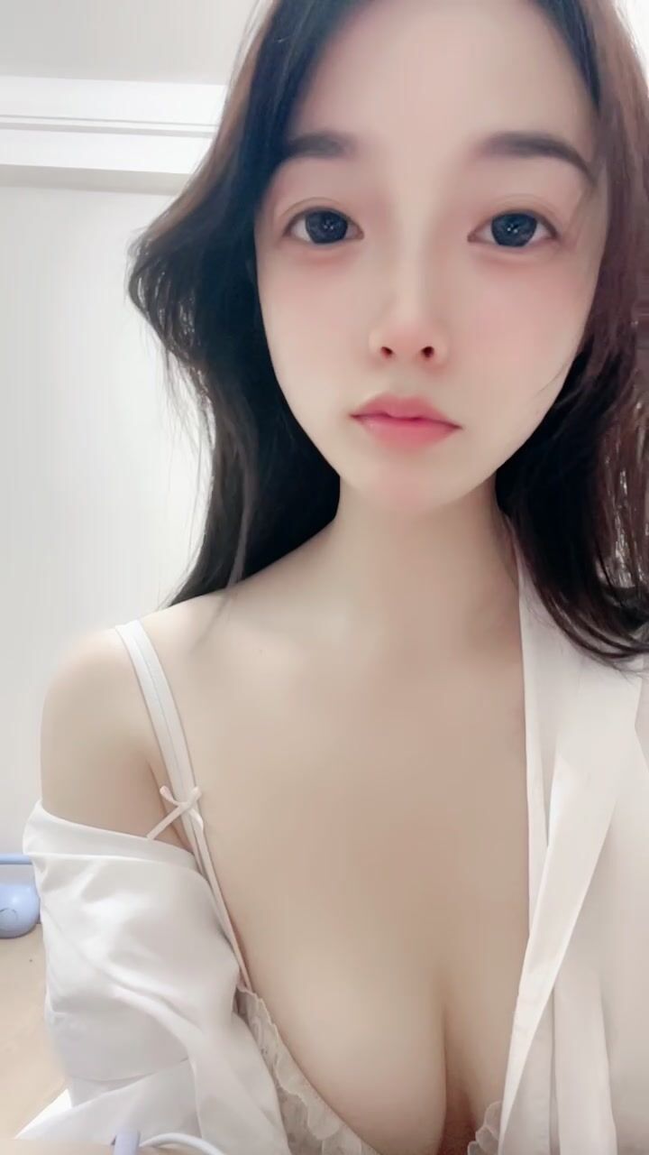 极品高颜值小姐姐『糖心蛋蛋』清纯嫩妹逼脸同框跳蛋自慰，极品粉嫩身材男人看了就想侵犯1